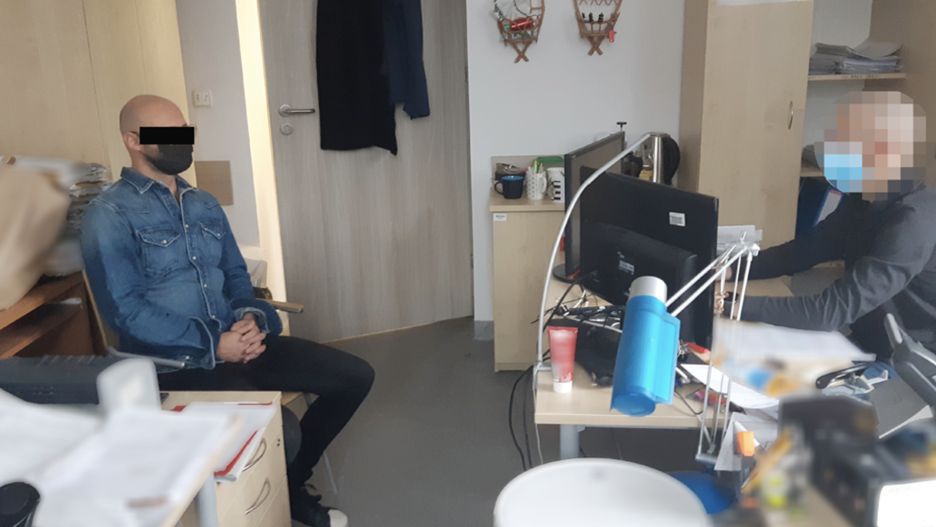 Policjanci zen stołecznego  Mokotowa zatrzymali obywatela Czech, który oszukiwał swoich rodaków. Oferował towar, za który inkasował pieniądze i nie miał zamiaru go dostarczać (Policja)