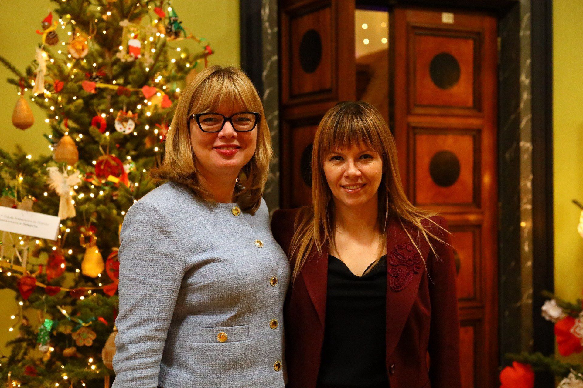 Dyrektor Wojewódzkiego Domu Kultury w Kielcach Magdalena Fogiel-Litwinek i Wicedziekan Okręgowej Izby Radców Prawnych w Kielcach Beata Cedro-Łosak