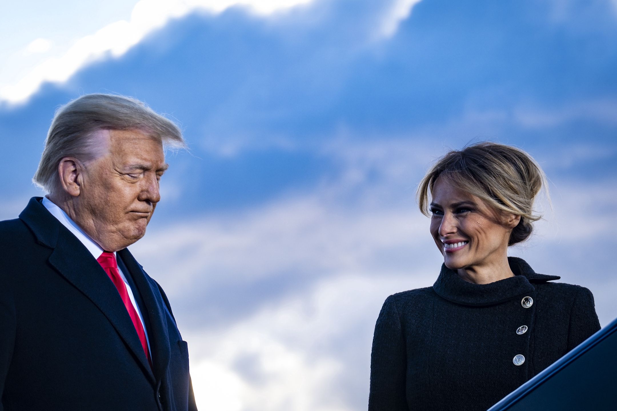 Donald Trump i Melania Trump opuszczają Biały Dom i lecą na Florydę