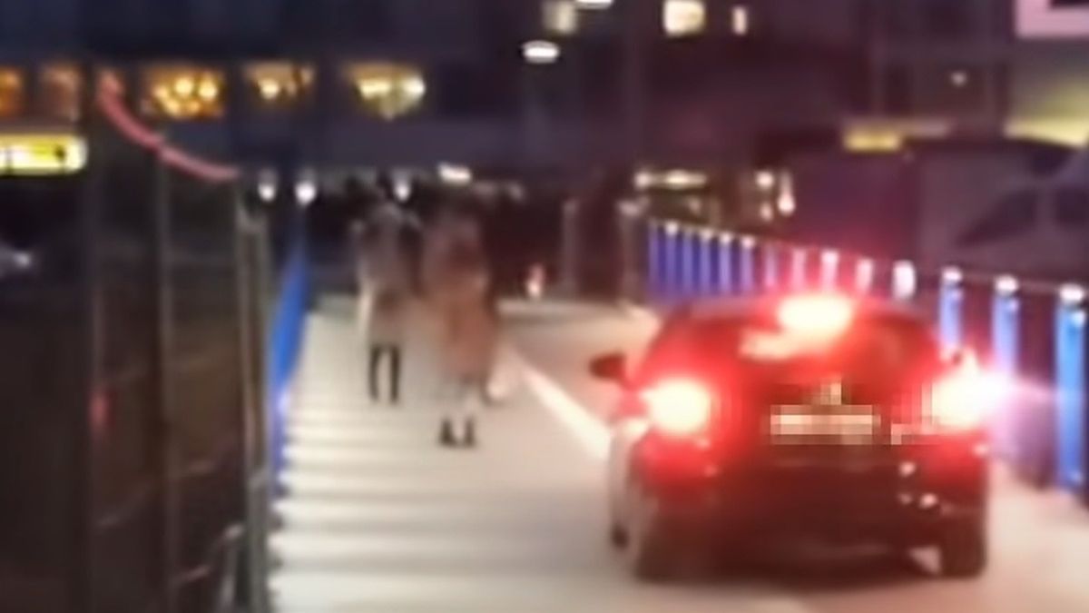 Lexus przejeżdża przez kładkę dla pieszych i rowerzystów 