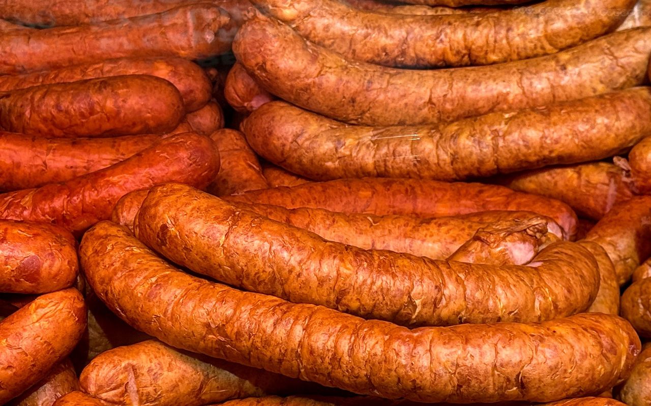 Babcie znały ją z peklowania, dziś budzi nieufność. Czym jest saletra?