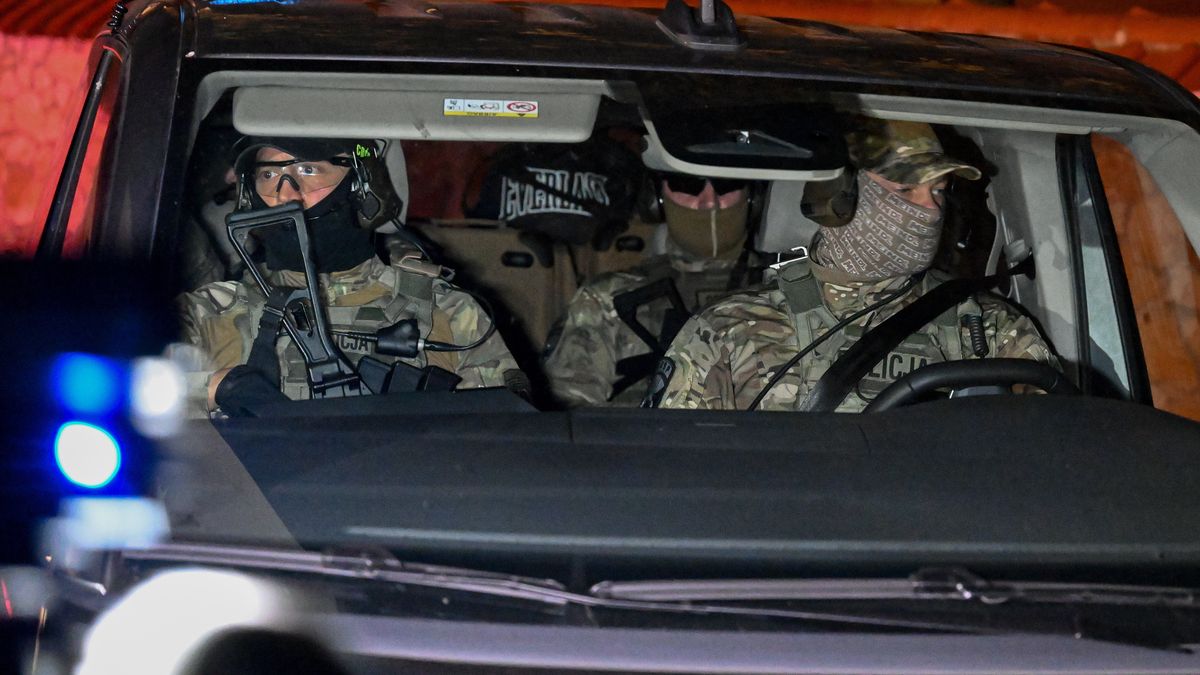 Lublin, 13.11.2025. Konwój przewożący Patryka M. ps. Wielki Bu przed Lubelskim Wydziałem Zamiejscowym Departamentu do Spraw Przestępczości Zorganizowanej i Korupcji Prokuratury Krajowej w Lublinie, 13 bm. Patryk M. ma usłyszeć zarzuty, które dotyczą działania w zorganizowanej grupie przestępczej zajmującej się obrotem narkotykami w znacznej ilości. (mr) PAP/Wojtek Jargiło ***Do tego materiału zdjęciowego dostępna jest również depesza w systemie CSI, pt.: Prokuratura: Patryk M. ps. Wielki Bu prawdopodobnie w czwartek usłyszy zarzuty*** ***UWAGA!!! ZAKAZ PUBLIKACJI DANYCH OSOBOWYCH ZATRZYMANEGO!!!***