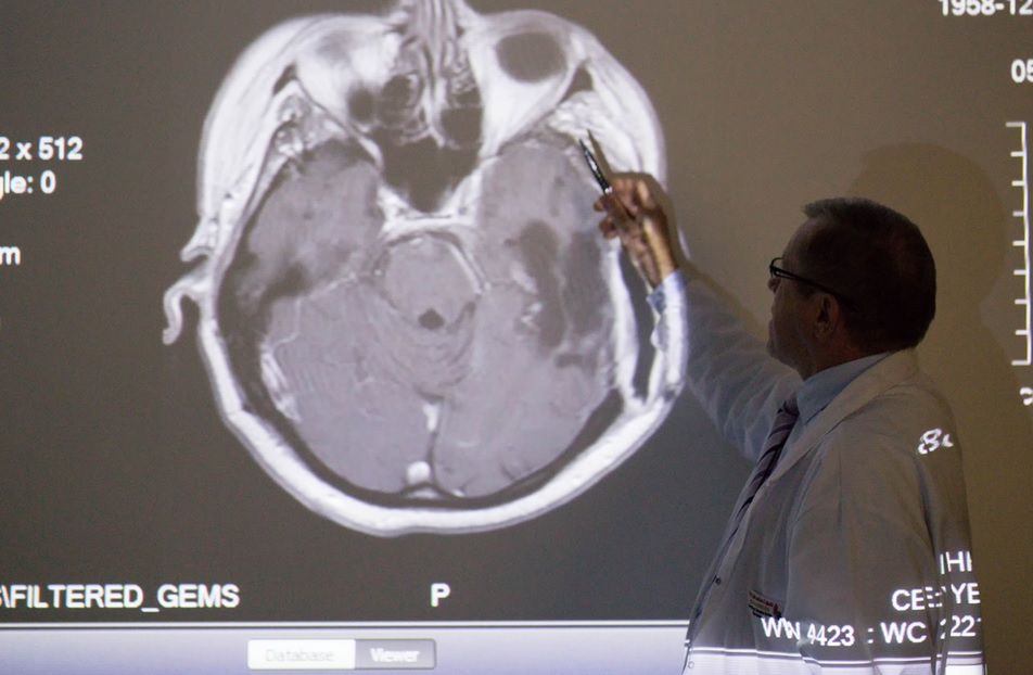 Prof. Mirosław Ząbek przeprowadził nowatorską operację u 9 dzieci cierpiących na niedobór AADC.