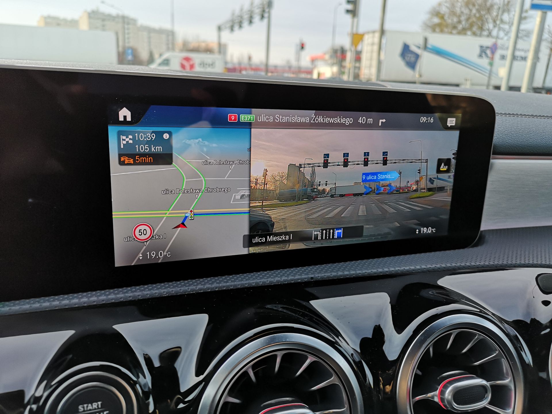 Mercedes CLA: System MBUX, wirtualny kokpit i audio Burmester 34