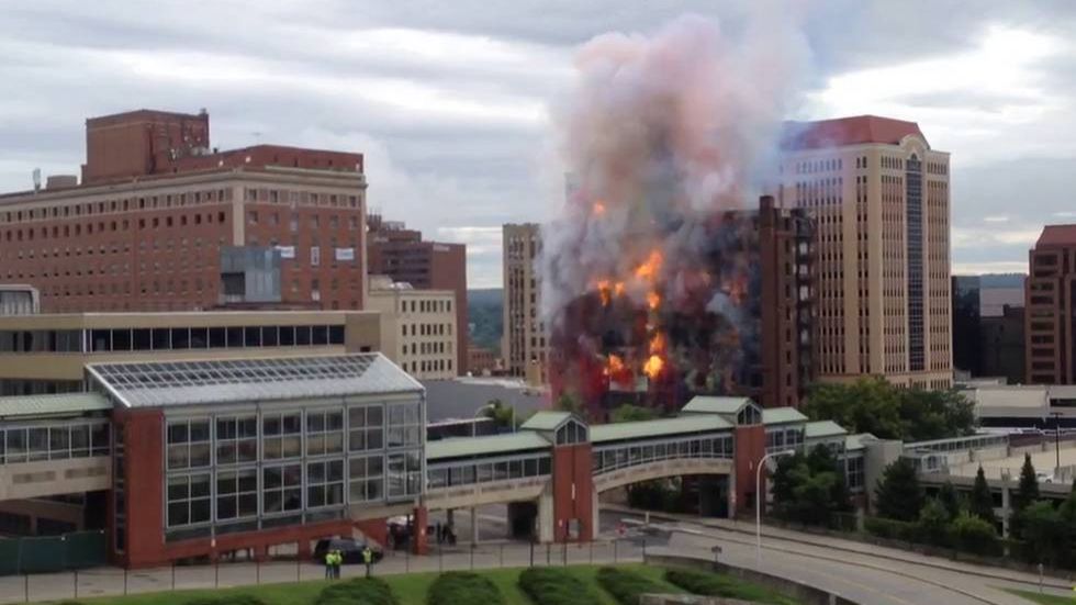 Takiego wyburzania jeszcze nie widzieliście! Niezwykły pokaz kunsztu pirotechników 1
