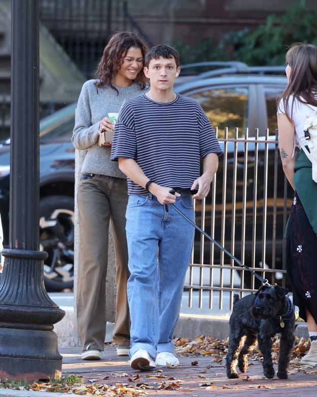 "Zwyczajni" Tom Holland i Zendaya spacerują z psem ulicami Bostonu. Dobre humory ich nie opuszczały