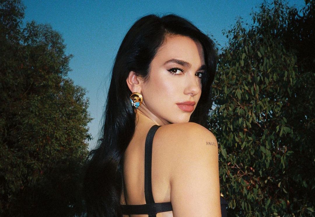 Dua Lipa skradła show. Przód sukni wbija w fotel