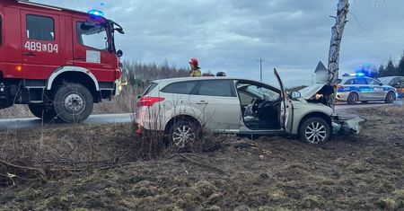 Kierowca przekroczył prędkość i wypadł z drogi. Uderzył w drzewo. Interweniował śmigłowiec LPR