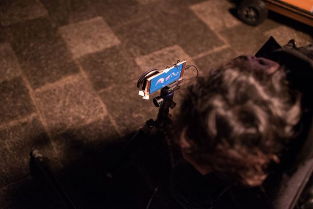 Benjamin Von Wong wykonał smartfonem ciekawą sesję z ogniem, iskrami i malowaniem światłem 4