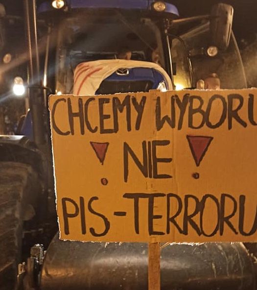 Strajk Kobiet. Sznur ciągników w Nowym Dworze Gdańskim.