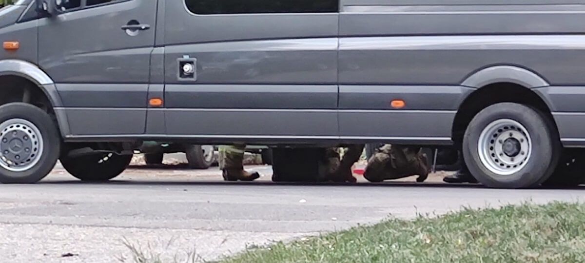 Pojemniki z rtęcią w bagażniku Jeepa na parkingu osiedlowym przy ul. Niepodległości