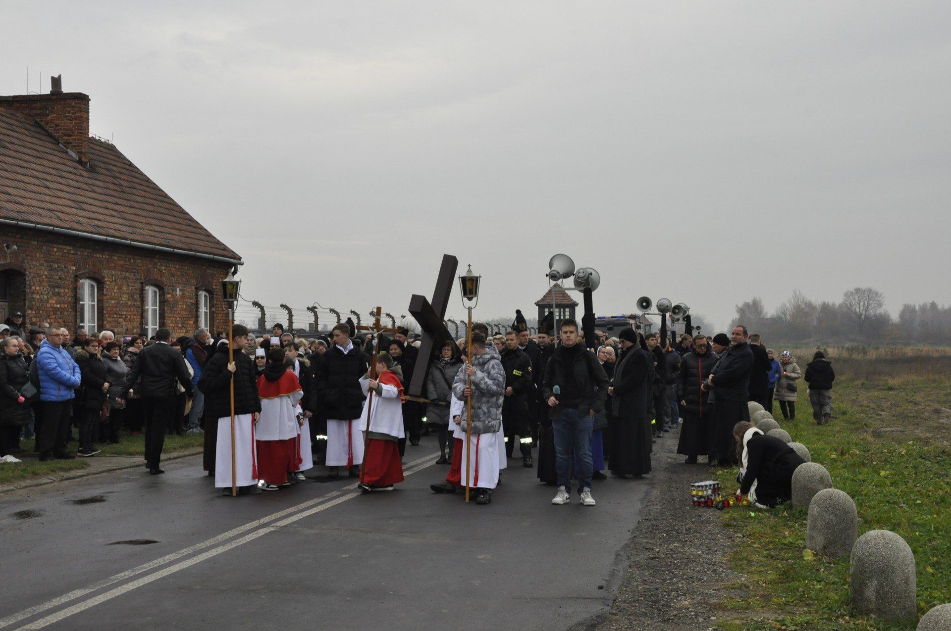Ponad tysiąc osób wzięło udział w Drodze Krzyżowej w byłym obozie w Brzezince w intencji ofiar obozów koncentracyjnych i gułagów.