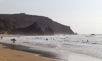 Turysta spadł z klifu. Dramat na słynnej plaży