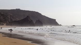 Turysta spadł z klifu. Dramat na słynnej plaży