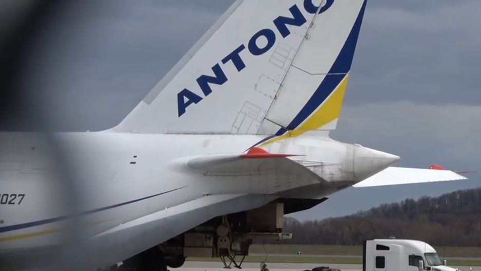 An-124 z elementami systemu Patriot na płycie lotniska w USA