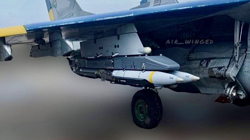 Ukraiński MiG-29 z ładunkiem bomb GBU-39 SDB. 