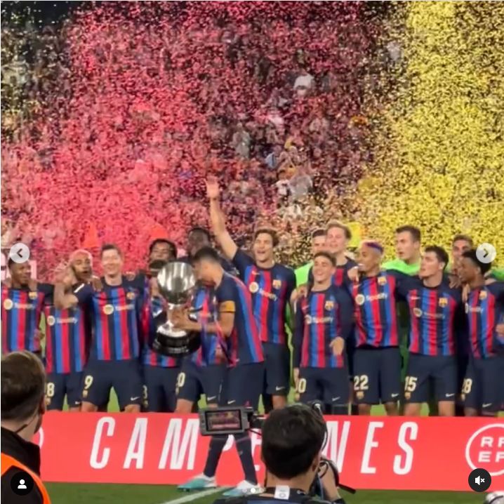 Anna Lewandowska z córkami wspiera Roberta Lewandowskiego na Camp Nou