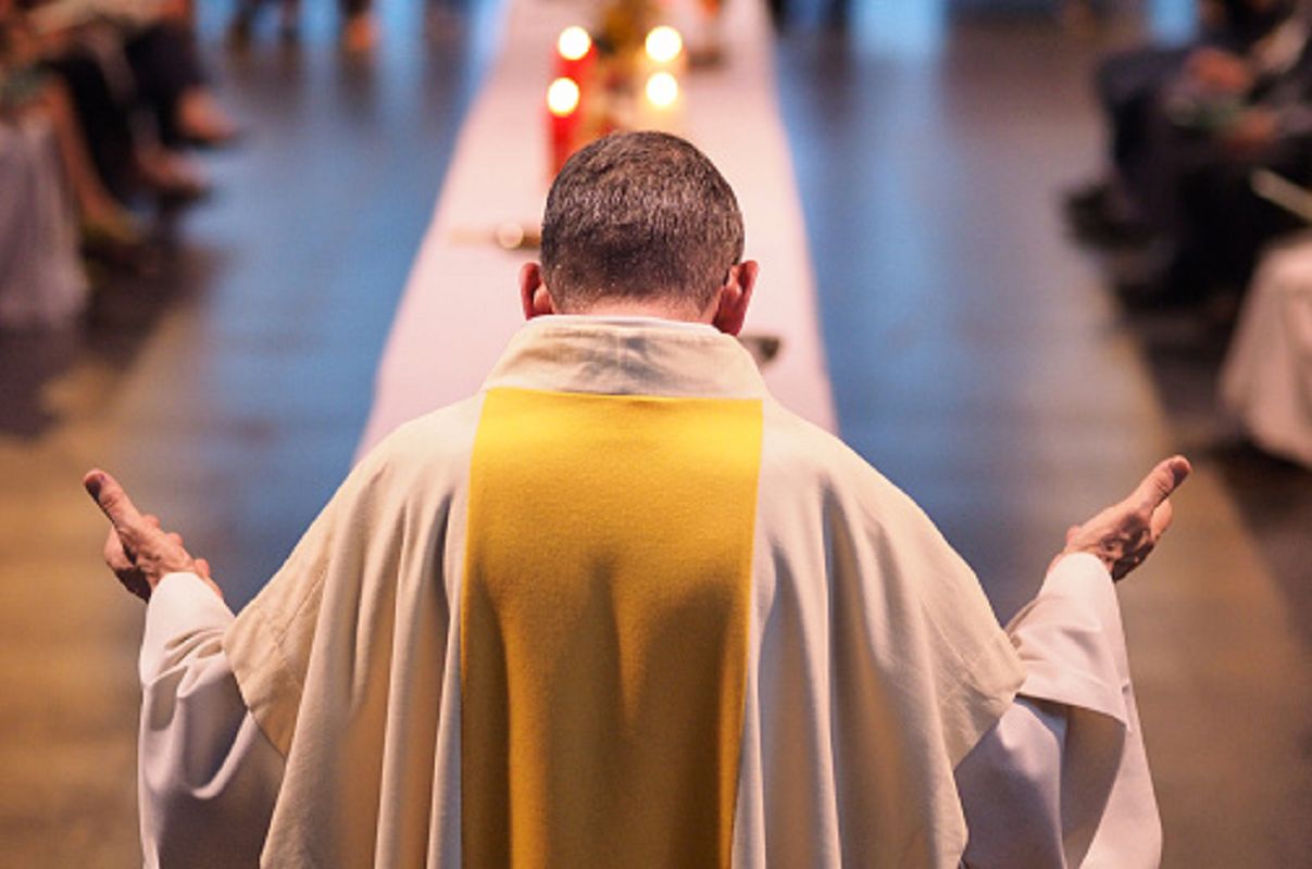 Ksiądz łamie obostrzenia i nie dopuszcza do bierzmowania. "Zmusza dzieci do chodzenia do kościoła"