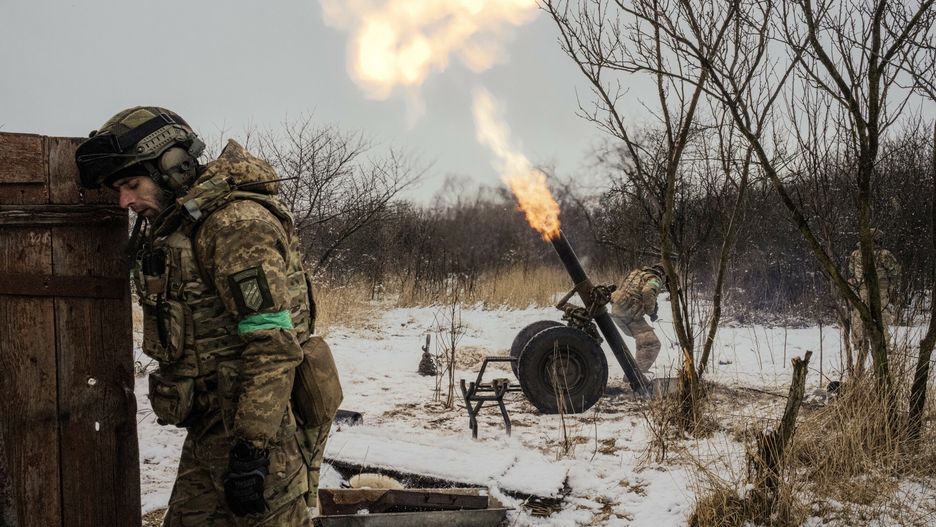 Wojna w Ukrainie rok 2023
A Ukrainian mortar unit fires on Russian forces to support their infantry near Bakhmut, Ukraine on Tuesday, March 7, 2023. Ukrainian officials said on Tuesday that the Wagner group had shifted to using more professional soldiers in the battle for Bakhmut as its supply of prisoner recruits dwindled, suggesting that Ukraine may be hoping its battle in the city can severely damage a highly effective fighting force for Russia. (Daniel Berehulak/The New York Times)
DANIEL BEREHULAK