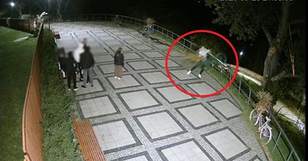 Była godz. 21:03. Nagrała ich kamera. Szuka ich policja
