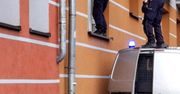 Policjanci weszli do mieszkania w Skwierzynie po dachu radiowozu. Uratowali życie dwóm starszym kobietom