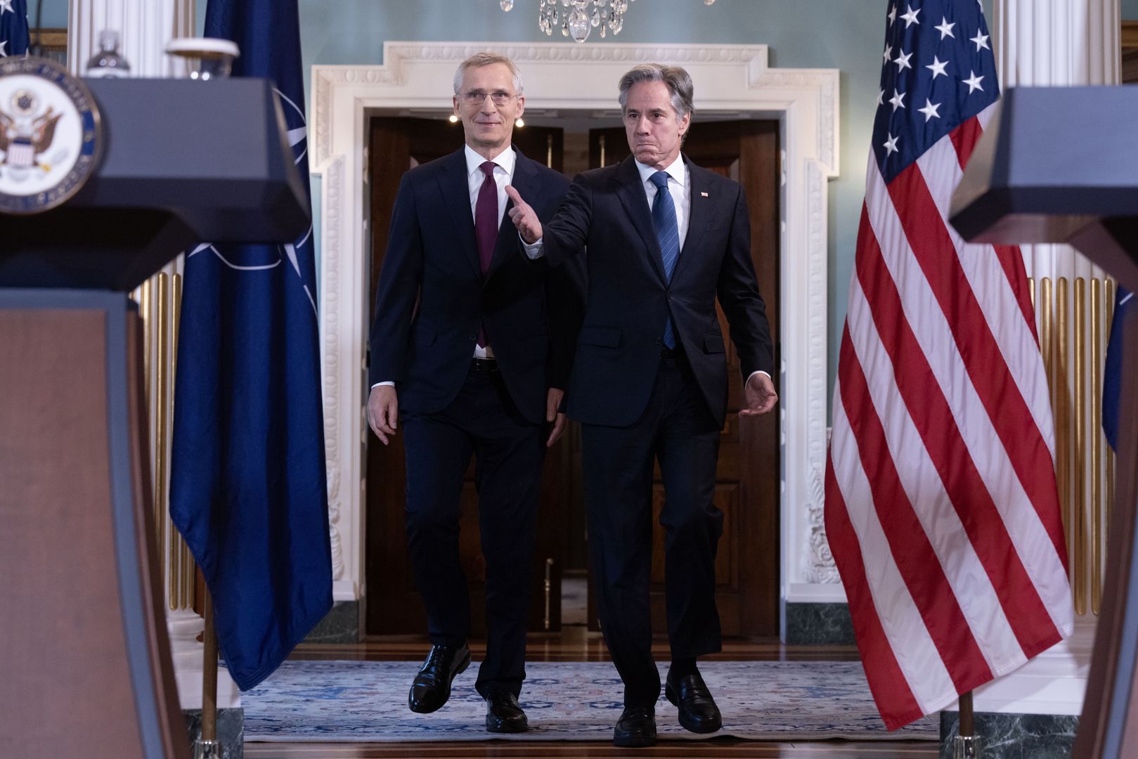 US Secretary of State Antony Blinken (R) and NATO Secretary General Jens Stoltenberg (L) enter to participate in a news conference at the State Department in Washington, DC, USA, 18 June 2024. NATO Secretary General Stoltenberg met with US Secretary of State Blinken the day after Stoltenberg met with US President Biden at the White House. The upcoming NATO Summit, 09-11 July in Washington, DC, will focus on bolstering Ukraine while observing the 75th anniversary of the NATO alliance. EPA/MICHAEL REYNOLDS Dostawca: PAP/EPA.