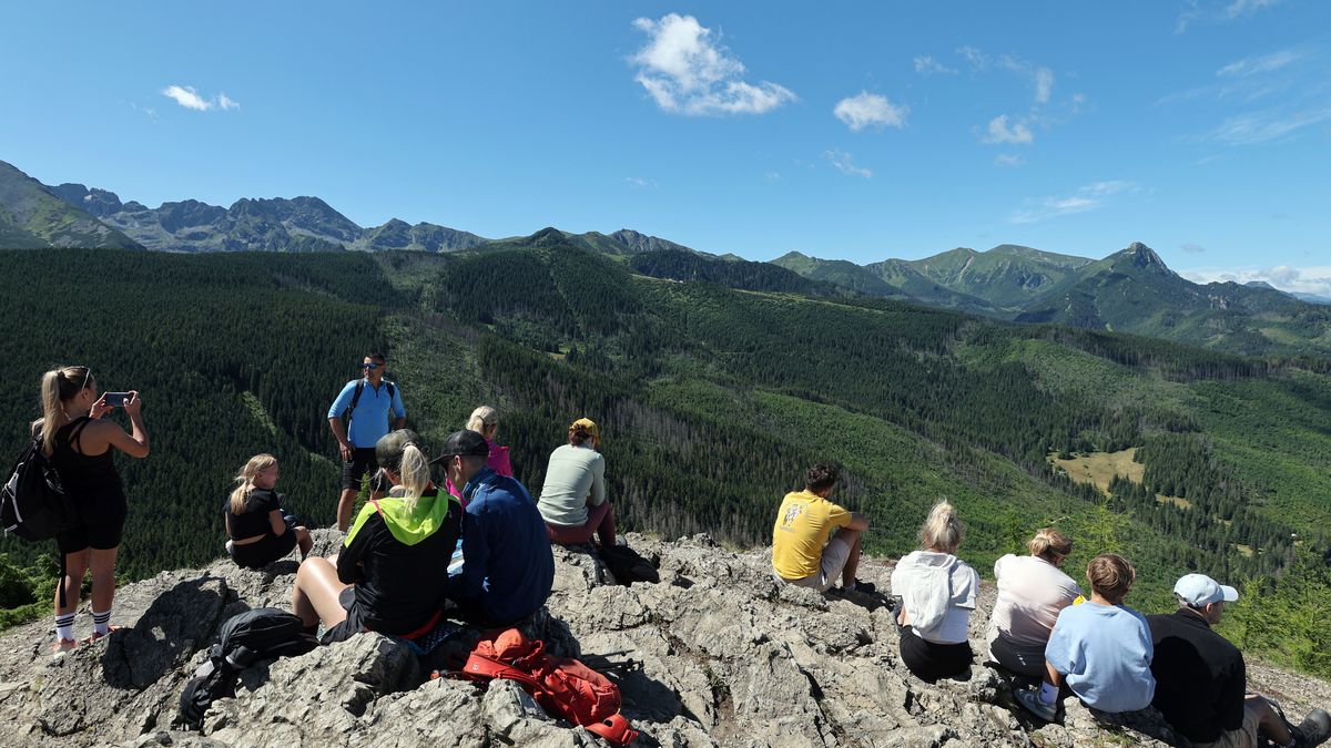 Turyści na szczycie Kopieńca w Tatrach
