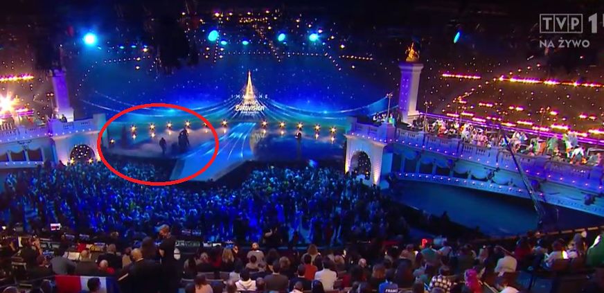Ekipa sprzątająca na scenie Eurowizji Junior 2021