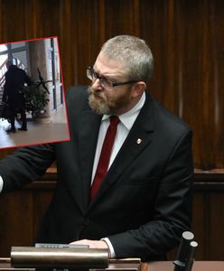 Nagrali, jak Braun wyrzuca choinkę z sądu. "Sprowokowały" go bombki