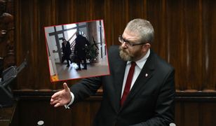 Nagrali, jak Braun wyrzuca choinkę z sądu. "Sprowokowały" go bombki