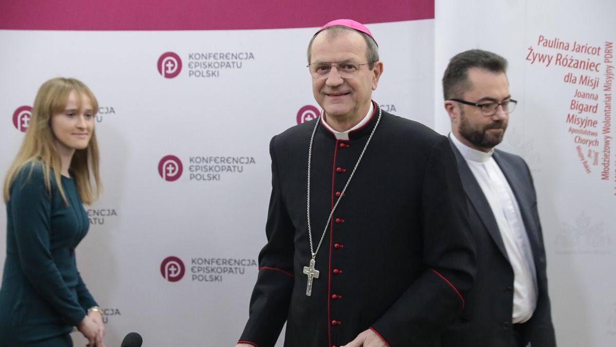Warszawa, 16.10.2024. Metropolita gdański, przewodniczący Konferencji Episkopatu Polski abp Tadeusz Wojda (C) w drodze na konferencję prasową przed Światowym Dniem Misyjnym ph: "Idźcie i zapraszajcie wszystkich na ucztę", 16 bm. w Sekretariacie Konferencji Episkopatu Polski w Warszawie. (amb) PAP/Tomasz Gzell