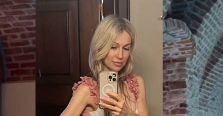 Eteryczna Magdalena Ogórek PRĘŻY się przed lustrem w stroju kąpielowym na basenie (FOTO)