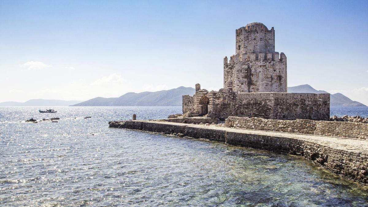 Greece, Peloponnese, Messenia, Methoni, Fortress, Tower Burtzi and Sapientza Island in the background
Westend61
beauty of nature, building, fortress, historical, landmark, nobody, travel destination