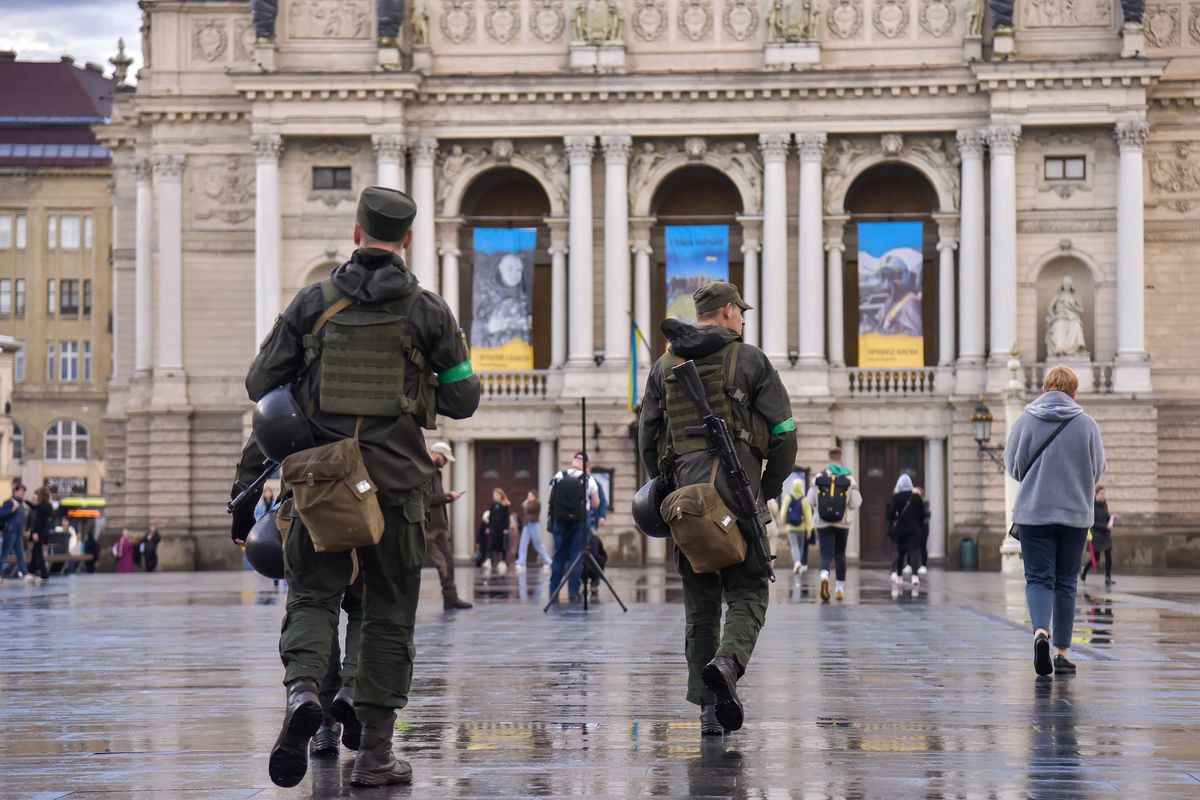 Lwów, Ukraina, 26.04.2022. Na zdjęciu z 25 bm. żołnierze Gwardii Narodowej Ukrainy patrolują ulice Lwowa. Trwa inwazja Rosji na Ukrainę. (mr) PAP/Vitaliy Hrabar