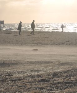 Sztorm odsłonił tory. Taki widok w Helu to rzadkość