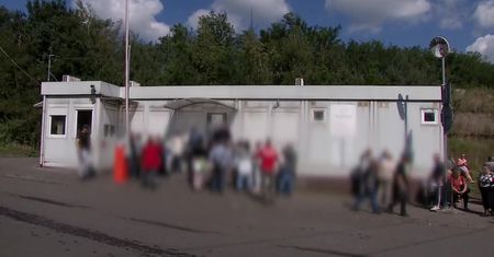 Kilka dni w kolejce po węgiel. Dziesiątki osób koczują przed kopalnią “Janina” w Libiążu