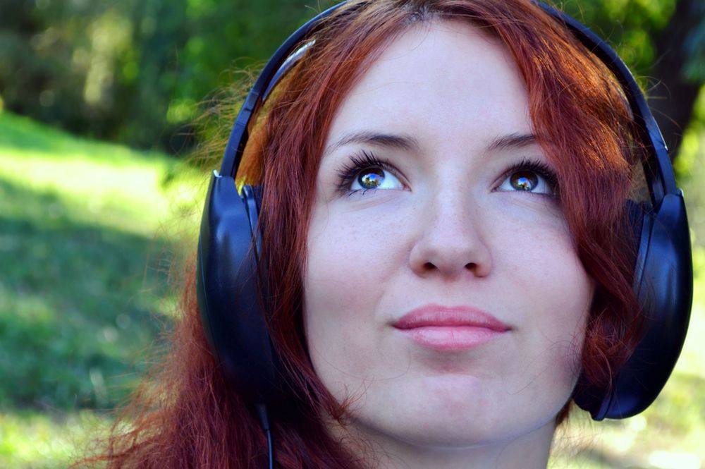 Zdjęcie dziewczyny słuchającej muzyki pochodzi z serwisu Shutterstock