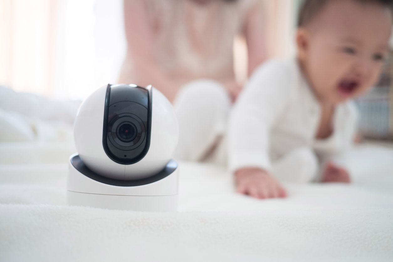 "Jeśli do ataku dojdzie, nic nie da się zrobić". Eksperci radzą jak zabezpieczyć kamerkę w pokoju dziecka przed atakiem hakera