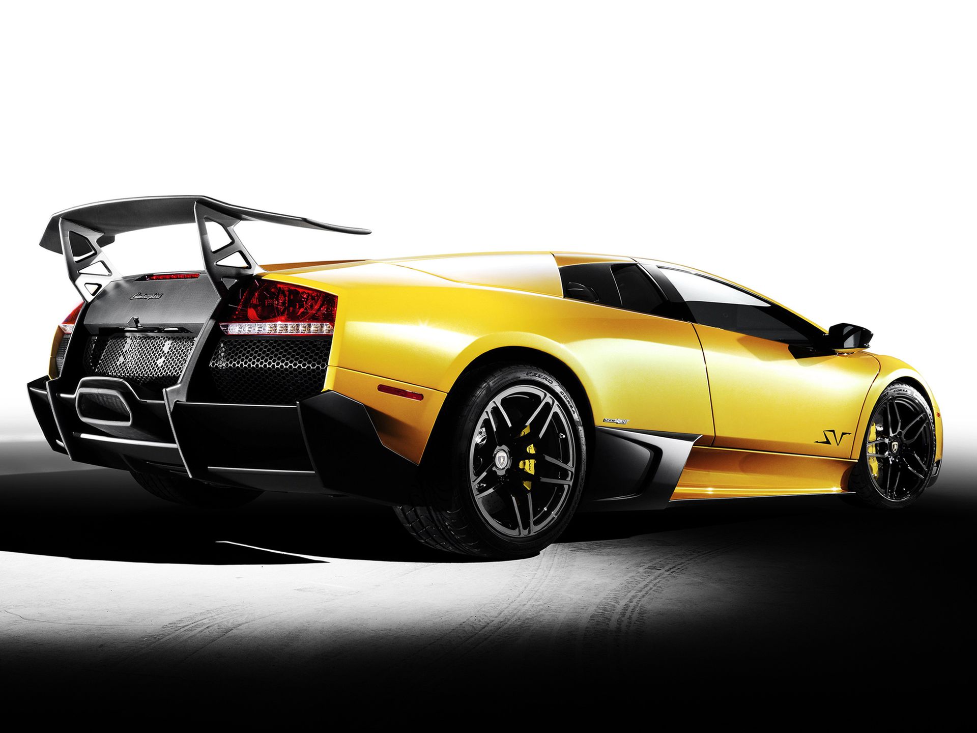 Od dekad z V12: ewolucja hipersamochodów Lamborghini 87