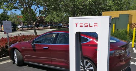 Tesla rezygnuje z darmowego ładowania
