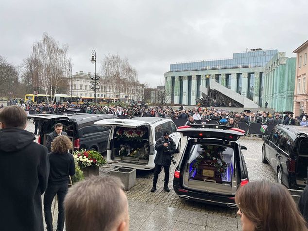 Kibice Legii przed kościołem