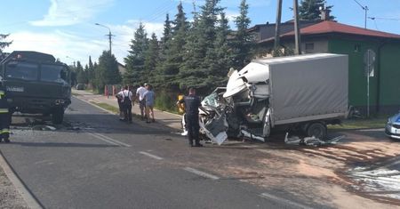 Koluszki. Wypadek wojskowej ciężarówki i busa. 5 osób rannych