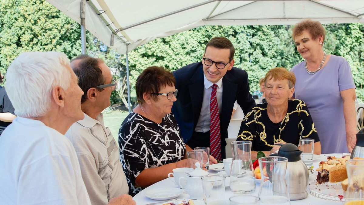 Premier Mateusz Morawiecki w obecności seniorów podpisał rozporządzenie ws. 14 emerytury