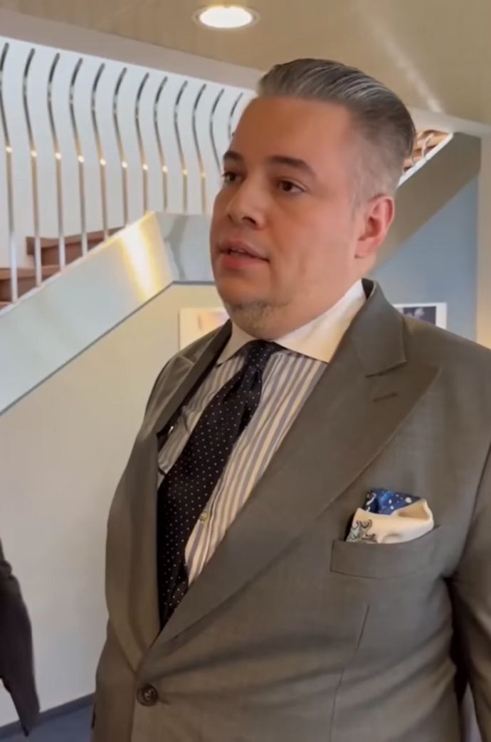 Piotr Zemła w gmachu TVP