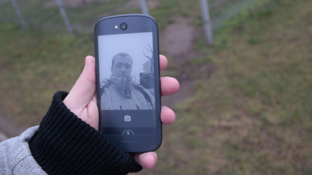 YotaPhone 2 - telefon o dwóch twarzach. Test i recenzja smartfona z ekranem E Ink 70