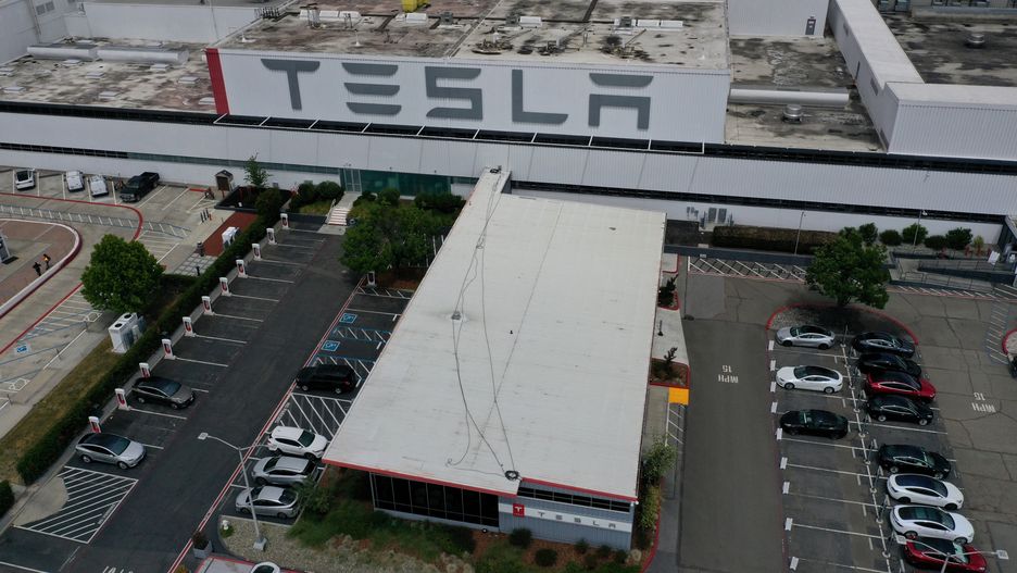 Tesla ponownie otwiera fabrykę - pojawia się nowy przypadek COVID-19