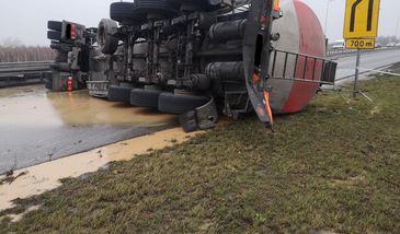 Ciężarówka przewróciła się w poprzek A1. Są utrudnienia i objazdy