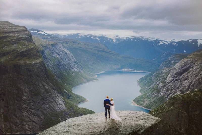 14 godzin pieszej wędrówki zaowocowało pięknymi zdjęciami ślubnymi w norweskich górach 7