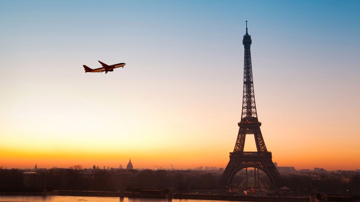 Zdjęcie okładkowe artykułu: Getty Images / anyaberkut / Na zdjęciu: Wieża Eiffla i samolot