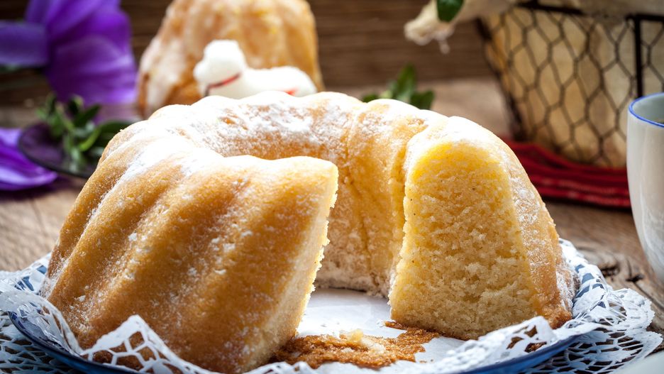 Puszysta babka majonezowa. Prosty przepis na wielkanocne ciacho